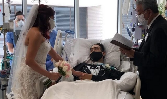 Ασθενής με κορονοϊό παντρεύεται στο νοσοκομείο που τον έσωσε