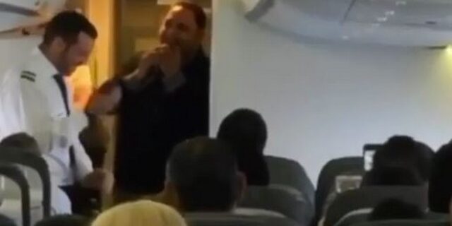 Ο Έλληνας και στον αέρα θα διασκεδάσει – Ο Στέλιος Διονυσίου τραγουδά κατά τη διάρκεια πτήσης