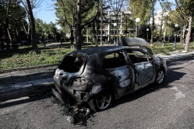 Συνελήφθη πυρομανής που έκαιγε αυτοκίνητα στην Παλλήνη