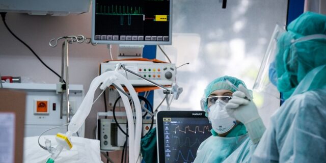 Σε κρίσιμο σημείο οι εντατικές – “Θα έχουμε 4.000 κρούσματα ημερησίως μέχρι τα Χριστούγεννα”