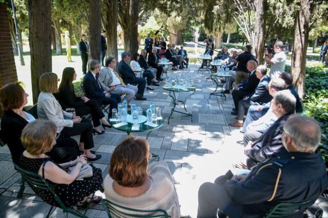 Κορονοϊός: Όπου λαλούν πολλοί ειδικοί