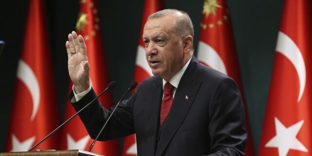 Ο Ερντογάν μποϊκοτάρει τους Γάλλους – “Μην αγοράζετε τα προϊόντα τους”