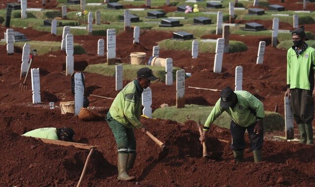 Ινδονησία: Όποιος συλλαμβάνεται χωρίς μάσκα, θα σκάβει τάφους