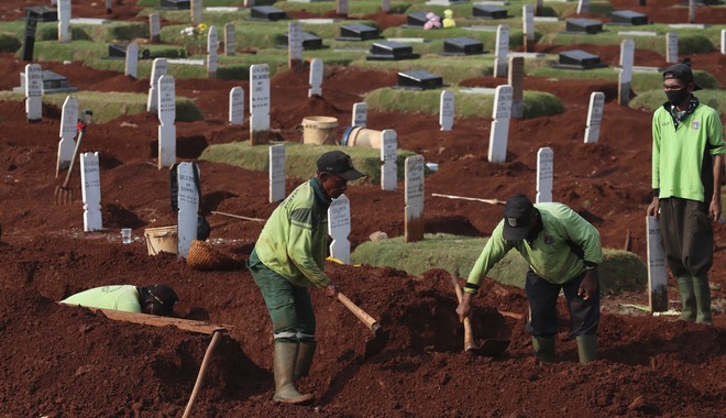 Ινδονησία: Όποιος συλλαμβάνεται χωρίς μάσκα, θα σκάβει τάφους
