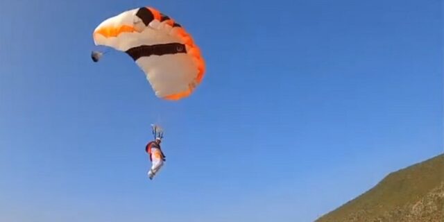 Ο πρώτος άνθρωπος που έκανε ταυτόχρονα paragliding και wingsuit