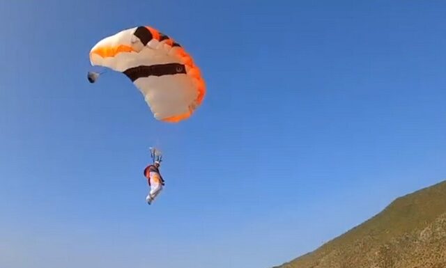 Ο πρώτος άνθρωπος που έκανε ταυτόχρονα paragliding και wingsuit