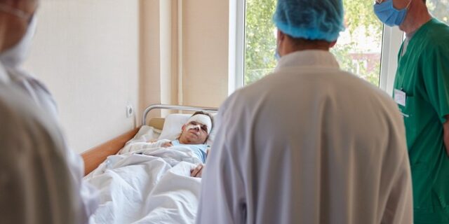 Συντριβή αεροσκάφους στην Ουκρανία: Ο Ζελένσκι επισκέφθηκε τον μοναδικό επιζώντα