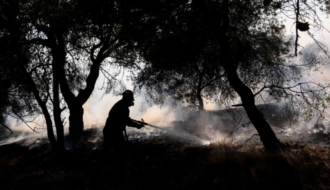 Σε ύφεση η φωτιά στην Ανάβυσσο με μικρές αναζωπυρώσεις – Καλύτερη εικόνα στην Αμαλιάδα