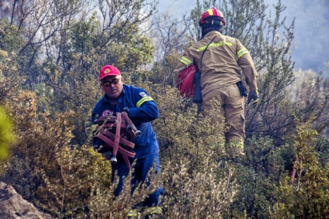 Σε εξέλιξη φωτιά στο Καρπενήσι