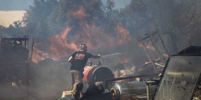 Φωτιά στην Αρτέμιδα δίπλα σε σπίτια