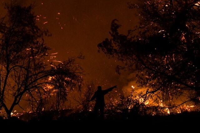 Φωτιά στο Σουφλί: Δύσκολη νύχτα με μέτωπο 2 χλμ. – Προσπάθειες να μην φτάσει στο δάσος Δαδιάς
