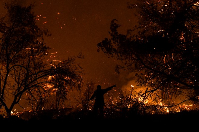 Φωτιά στο Σουφλί: Δύσκολη νύχτα με μέτωπο 2 χλμ. – Προσπάθειες να μην φτάσει στο δάσος Δαδιάς