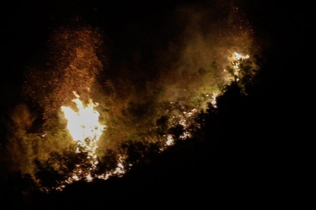 Πάτρα: Ολονύχτια μάχη με τις φλόγες στα Συχαινά – Εκκενώθηκαν σπίτια