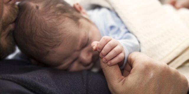 Η Γαλλία διπλασιάζει την άδεια πατρότητας