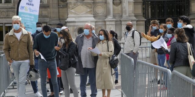 Κάθε 30 δευτερόλεπτα ένας Παριζιάνος μολύνεται από κορονοϊό