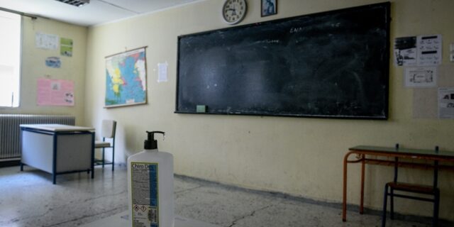 Υμηττός: Σάλος με καθηγήτρια λυκείου που αρνείται να φορέσει μάσκα