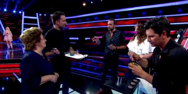 Τhe Voice: Σαρακατσάνα γιαγιά εισέβαλε στο πλατό και μοίρασε “μπουκβάλα”