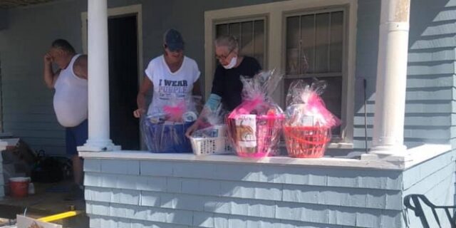 ΗΠΑ: Μια ολόκληρη πόλη επισκεύασε δωρεάν το σπίτι ηλικιωμένης