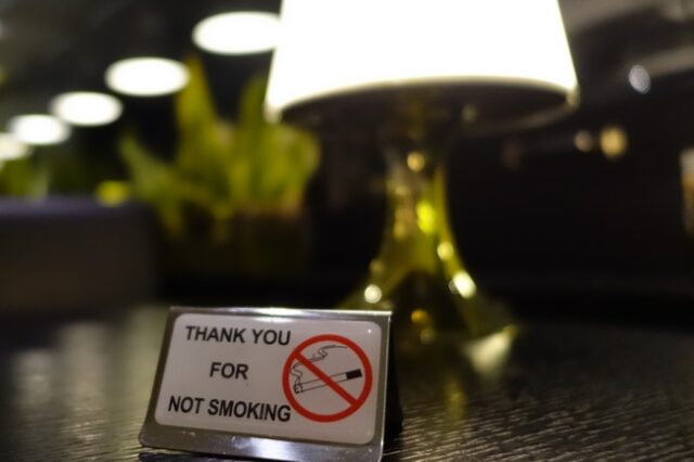 ΣτΕ: Απέρριψε την αίτηση καταστηματαρχών για ακύρωση της απαγόρευσης του καπνίσματος