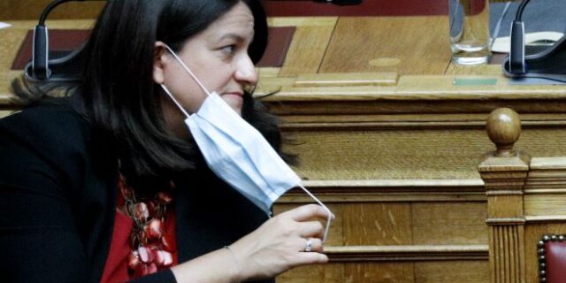 Οι “μέσοι όροι” της Νίκης Κεραμέως και τα αιχμηρά σχόλια των πολιτικών αρχηγών