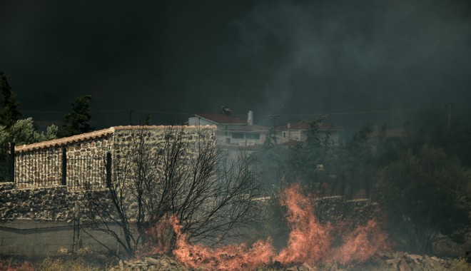 Φωτιά στη Κερατέα: Εκκενώνονται οι οικισμοί ο ένας μετά τον άλλο – Καίγονται σπίτια