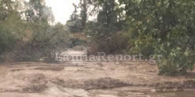 Ιανός: Εγκλωβισμένοι σε σπίτια και αυτοκίνητα στη Φθιώτιδα