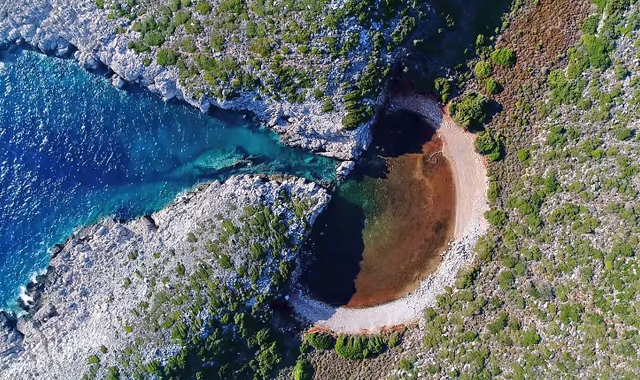 Η “αδερφή” της διάσημης Βοϊδοκοιλιάς με το παράξενο όνομα η “Λίμνη του Παπά”