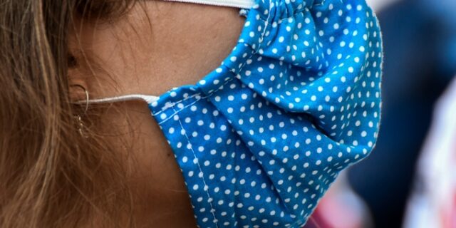 Ηλιόπουλος: “Οι μάσκες – κουκούλες που μοίρασε η κυβέρνηση θα ήταν για γέλια εάν δεν ήταν άκρως επικίνδυνες”