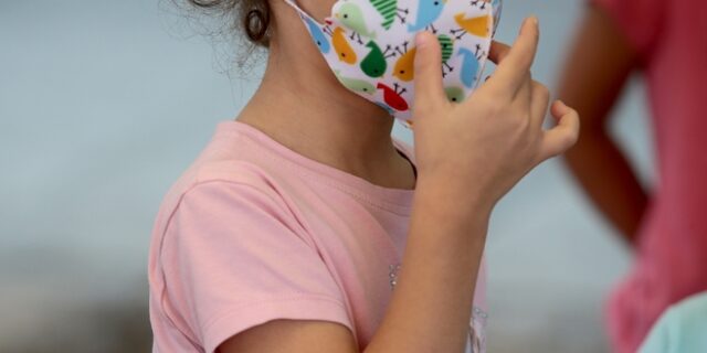 Μάσκες για “γίγαντες”: Κανείς επίσημος φορέας δεν ξέρει ποιος φταίει