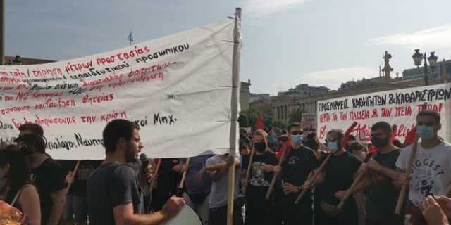 “Κάτω από τη μάσκα έχουμε φωνή”: Οι μαθητές στα Προπύλαια – Zητούν ολιγομελή τμήματα και προσλήψεις καθηγητών