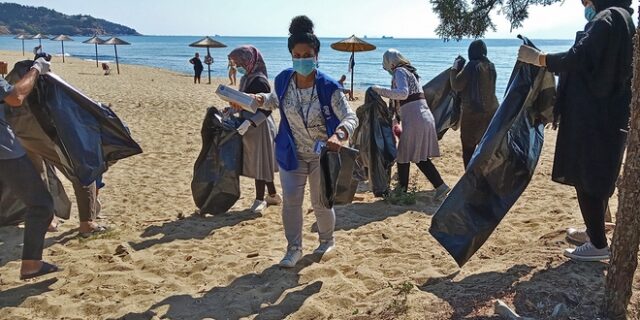Καβάλα: Μετανάστες καθάρισαν την παραλία όπου έκαναν μπάνιο το καλοκαίρι
