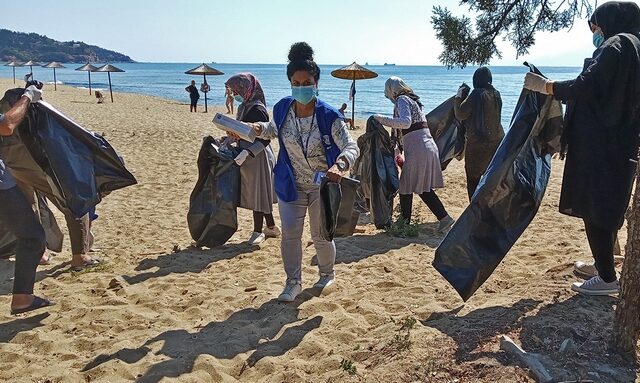 Καβάλα: Μετανάστες καθάρισαν την παραλία όπου έκαναν μπάνιο το καλοκαίρι