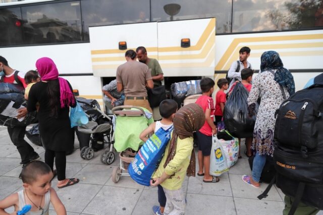 Σε εξέλιξη επιχείρηση εκκένωσης της Πλατείας Βικτωρίας από μετανάστες