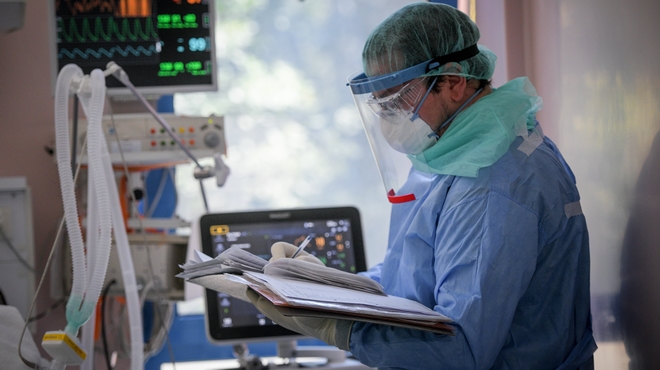 Κορονοϊός: Αυξάνονται καθημερινά οι νοσηλείες – Ποια είναι η εικόνα στις ΜΕΘ