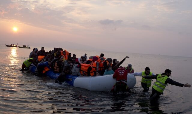 Κρήτη: Σε κλειστό κολυμβητήριο φιλοξενούνται 70 πρόσφυγες που εντοπίστηκαν σε ιστιοφόρο