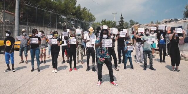 “Ένα μέτρο απόσταση” τραγουδούν στη Μόρια