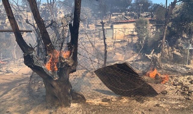 Μόρια: Φωτιά στο κομμάτι που δεν είχε καεί