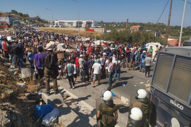 Διαμαρτυρία προσφύγων και μεταναστών στη Λέσβο – Φώναζαν “ελευθερία”