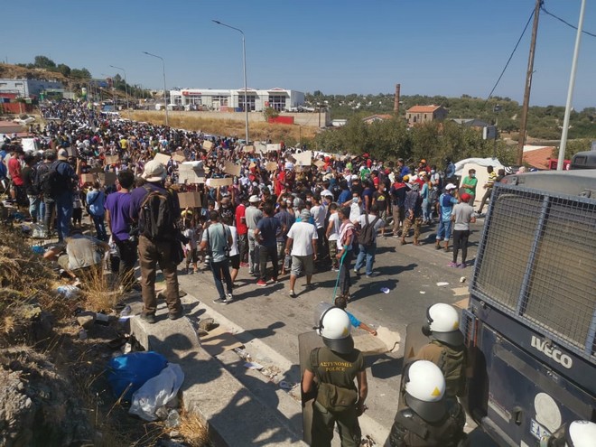 Διαμαρτυρία προσφύγων και μεταναστών στη Λέσβο – Φώναζαν “ελευθερία”