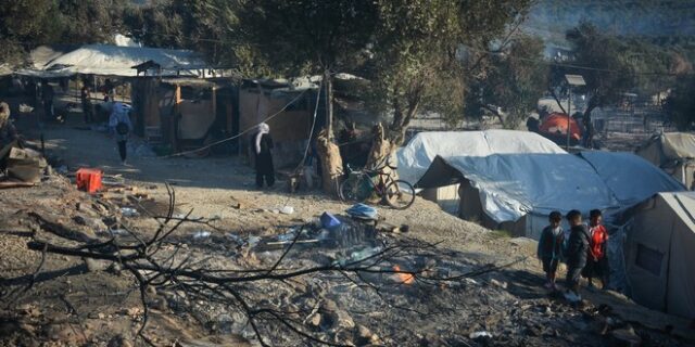 Κάηκε το ΚΥΤ της Μόριας: Στο δρόμο 13.000 πρόσφυγες και μετανάστες