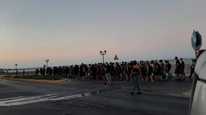 Πορεία αλληλεγγύης στους πρόσφυγες από κατοίκους της Λέσβου