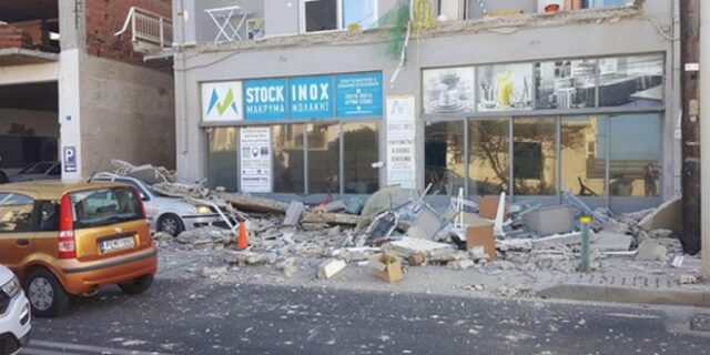 Ρέθυμνο: Κατέρρευσε μπαλκόνι σε κεντρικό δρόμο