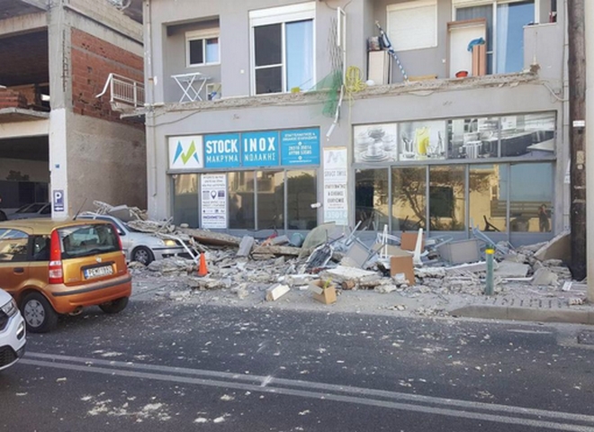 Ρέθυμνο: Κατέρρευσε μπαλκόνι σε κεντρικό δρόμο