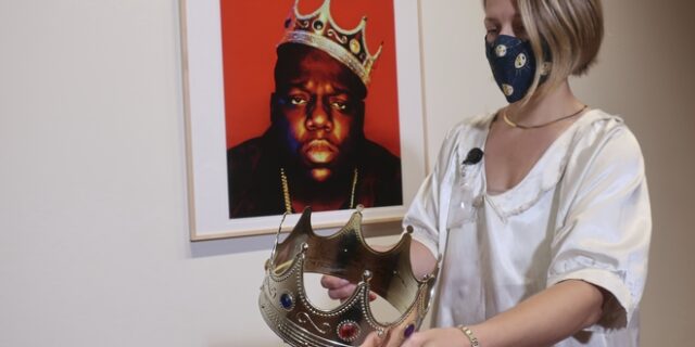 Πουλήθηκε το στέμμα του Notorious B.I.G. σε μια ιστορική δημοπρασία