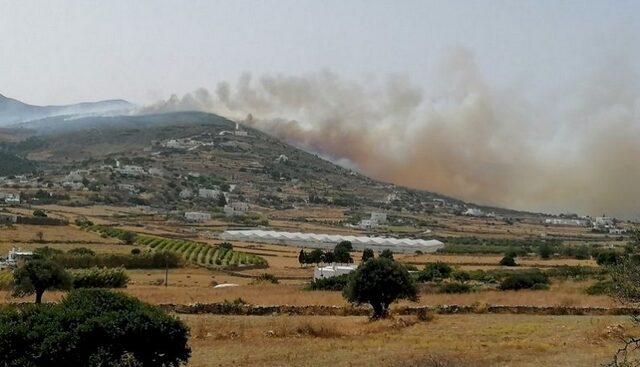 Σε εξέλιξη μεγάλη φωτιά στην Πάρο