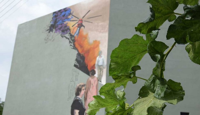 Πάτρα: Καλλιτέχνες δημιουργούν τοιχογραφία εμπνευσμένη από τον Καραγκιόζη