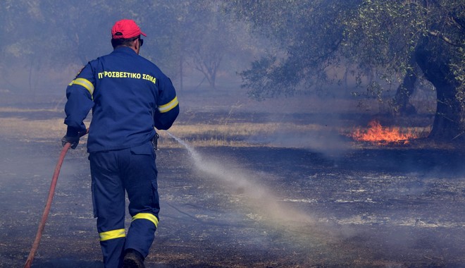 Ανάβυσσος: Οριοθετήθηκε η φωτιά – Όλοι οι κάτοικοι στα σπίτια τους