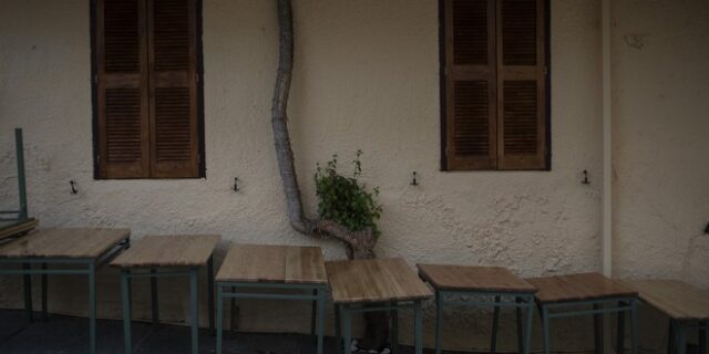 Κορονοϊός: Ψάχνουν λύσεις για όσους έμειναν εκτός των μέτρων στήριξης