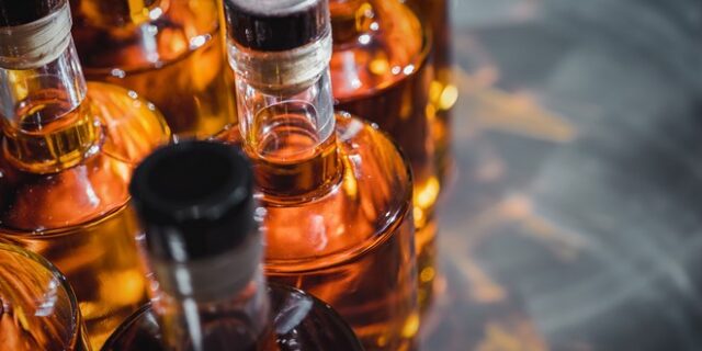 Πουλάει τα ουίσκι που του πήγαιναν δώρο για να αγοράσει σπίτι