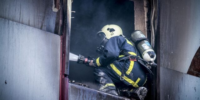 Υπό μερικό έλεγχο η φωτιά σε αποθήκη στη Λένορμαν